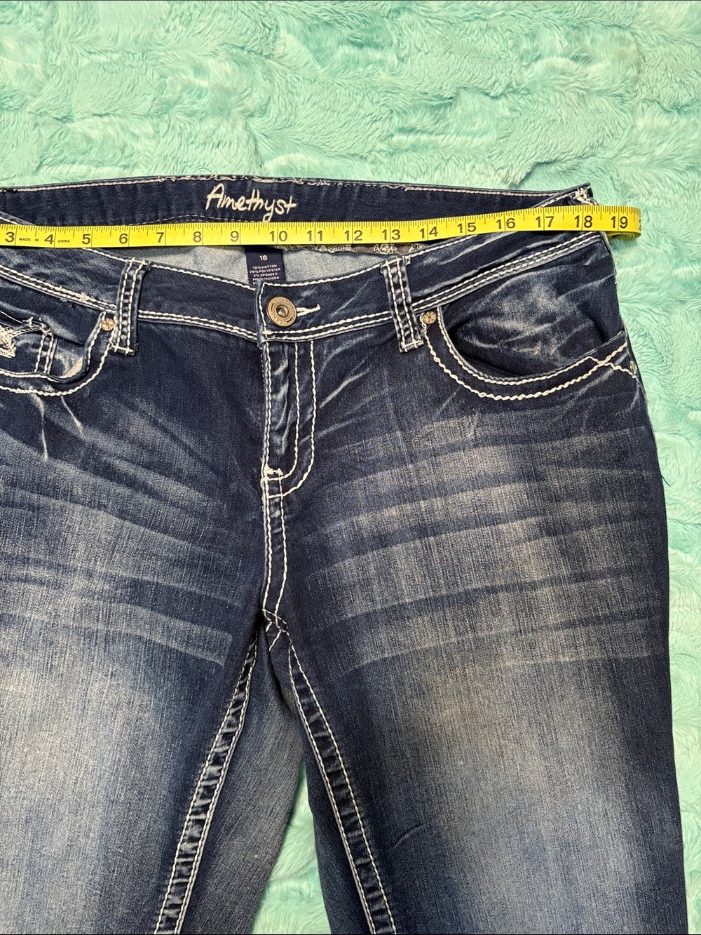 Women's Dark Wash Embroidered Pocket Jeans - Picture 4 of 7